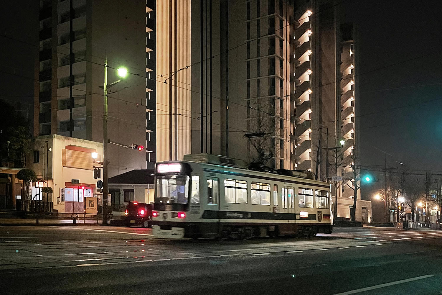 熊本市中央区マンション・プレミスト大江本町と電車通り&車両