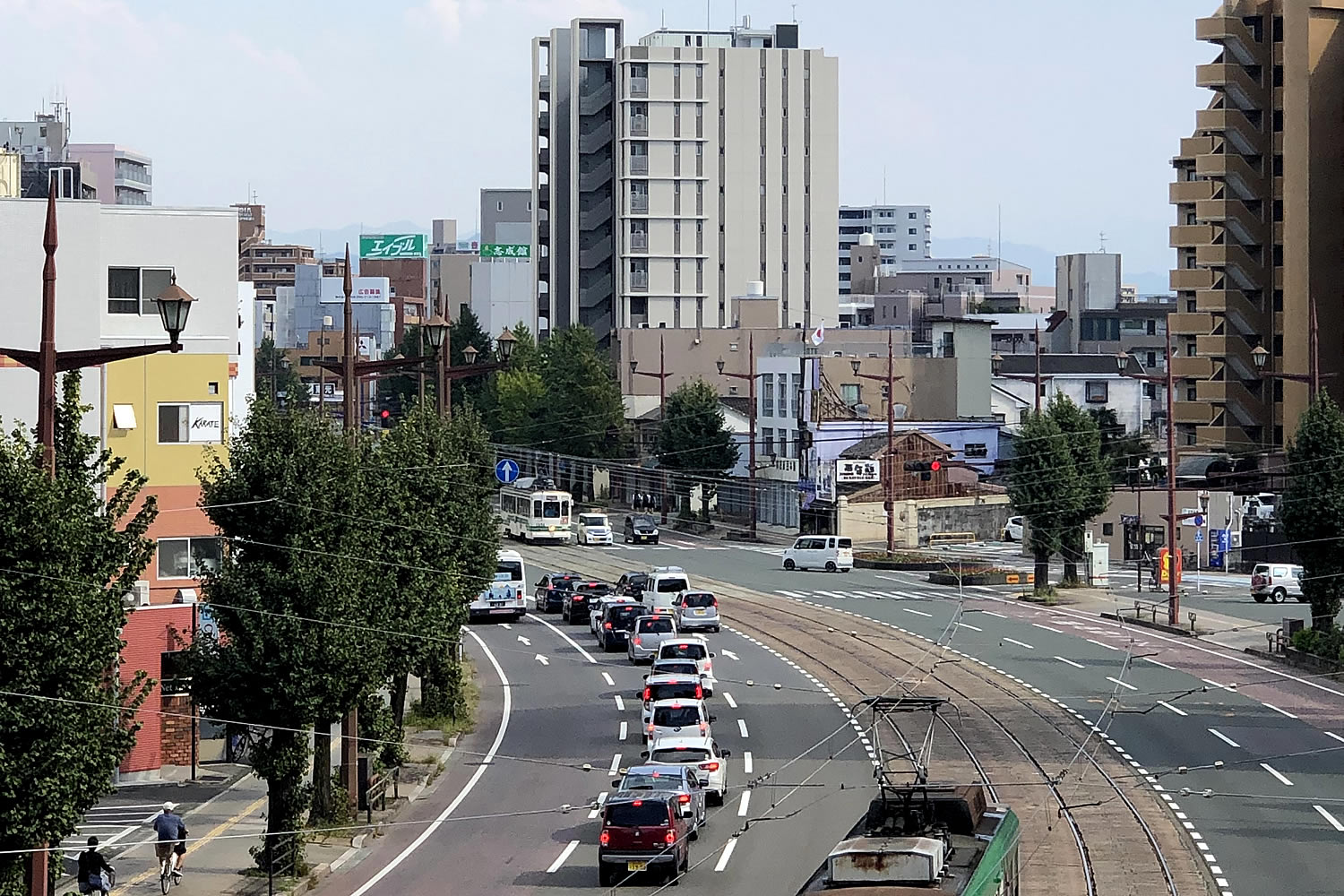 熊本市中央区マンション・プレミスト大江本町と電車通りの様子