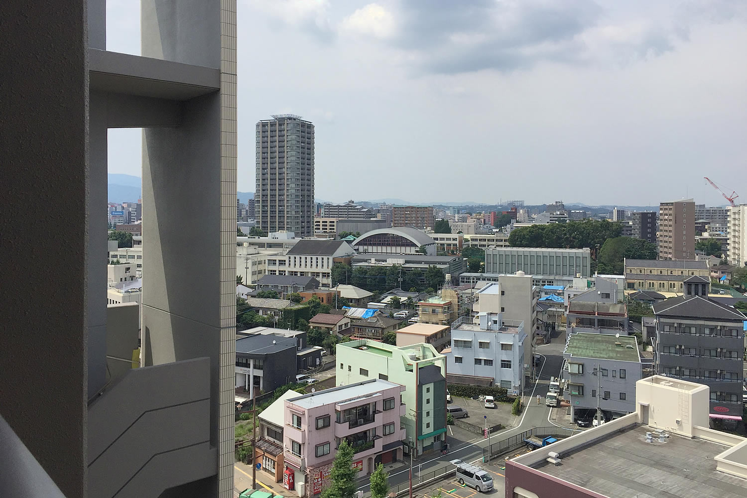 熊本市中央区マンション・プレミスト大江本町の廊下から外を望む