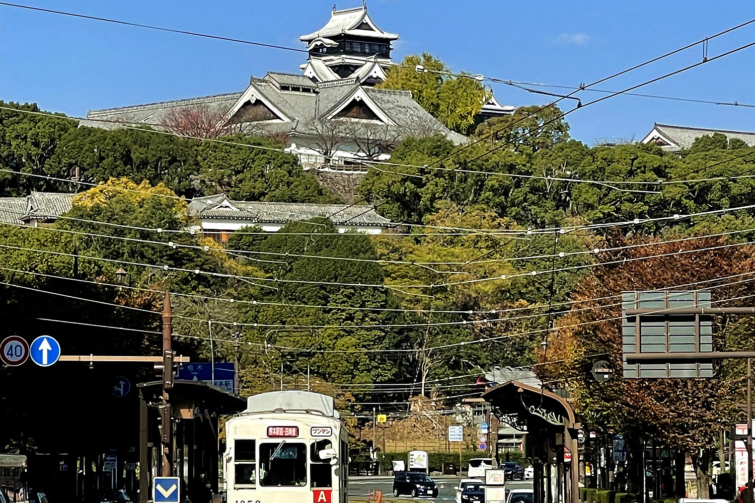 熊本市中央区の中心部、通町筋から熊本城方面を望む